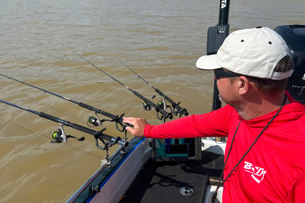 Brad Chappel is a pulling expert who focuses on Mississippi lakes. His setup for pulling jigs is an efficient and effective way to pull.
