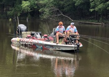 The Lucas Oil team of Watson/Morgan slow troll the river.